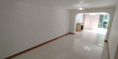 Casa de 3 niveles para arriendo en el sector de Pilarica Robledo. Cuenta con amplios espacios comodos, amplios y luminosos. Cuenta con 3 habitaciones, 3 banos, sala comedor, cocina integral, red de gas, 1 balcon, terraza, 1 estudio, alcoba de servicio con bano, 2 banos sociales, zona de ropas y 1 parqueadero. Tiene cercanias al Hospital Pablo Tobon Uribe, Universidad Pontificia Bolivariana, Campus Robledo y buen acceso a transporte publico.