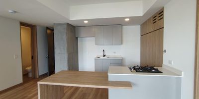 Apartamento para arriendo en el sector mayorca Envigado. Cuenta con amplios espacios comodos, amplios y luminosos. Cuenta con 1 habitacion, 2 banos, 1 closet, sala comedor, cocina integral, red de gas, 1 balcon, zona de ropas y 1 parqueadero. Tiene cercania a  la Clinica de la Policia, centro comercial mayorca y acceso a transporte publico.