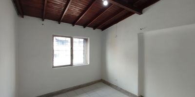 Casa Comercial en arriendo en el sector de Belen. Este inmueble ofrece amplios y luminosos espacios, ideales para establecer tu negocio en una zona estrategica de la ciudad.  Cuenta con 4 habitaciones, 2 banos, 1 closet de lino, sala comedor, cocina integral, red de gas, aire acondicionado, zona de ropas. Ubicado en una excelente zona, esta cerca del Parque de Belen, la estacion Metro Plus Belen y la Unidad Deportiva de Belen, lo que garantiza una excelente conectividad y accesibilidad para clientes y empleados.