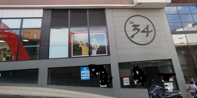 Oportunidad unica en el corazon de Marinilla!
Se ofrece en arrendamiento un local comercial de 220 metros cuadrados en una de las mejores ubicaciones de la ciudad. Ubicado en el centro mismo de Marinilla, este local goza de una excelente visibilidad y facil acceso, lo que lo convierte en el lugar ideal para cualquier negocio.

Caracteristicas del local:

220 metros cuadrados de espacio comercial
Ubicacion centrica, frente al parque principal de Marinilla
Facil acceso y gran visibilidad
Infraestructura moderna y amplia
Este local es perfecto para:
Tiendas de ropa y accesorios
Restaurantes y cafeterias
Servicios financieros y de consultoria
Gimnasios y centros de bienestar
Y cualquier otro negocio que busque una ubicacion privilegiada

No pierda esta oportunidad de establecer su negocio en el corazon de Marinilla. Contactenos para obtener mas informacion y realizar una visita al local. Estamos ansiosos por mostrarle este increible espacio!