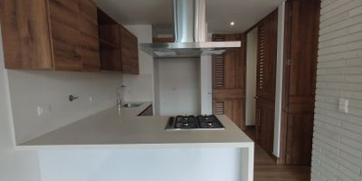 Apartaestudio para arriendo. Este moderno y acogedor apartaestudio te ofrece la oportunidad de vivir en uno de los sectores mas exclusivos y bien conectados de la ciudad. Con espacios luminosos y bien distribuidos, es el lugar ideal para quienes buscan comodidad, seguridad y accesibilidad. Cuenta con 1 habitacion, 1 vestier, 2 banos, sala comedor, cocina integral, red de gas, barra americana, 1 balcon,  zona de ropas y 1 parqueadero.Ubicado en un area de facil acceso, contaras con cercania a transporte publico, supermercados y principales vias de la ciudad, lo que te permitira moverte con facilidad y tener todo lo que necesitas a tu alcance.