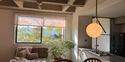 Aparta estudio para arriendo ubicado en el sector Campestre Poblado. En el podras disfrutar espacios comodos y luminosos. Cuenta con 1 habitacion, 2 banos, 1 vestier, sala comedor, cocina integral, red de gas,  1 parqueadero y 1 cuarto util. Tiene cercanias al Museo el castillo, amplias zonas verdes y vias principales.