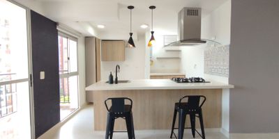 Hermoso apartamento con acabados de lujo. Ubicado en un sector central y comercial en suramerica Itagui. 2 banos cocina integral. Balcon. Zona de ropas. 2 alcobas. Parqueaderos cubierto. Zonas comunes. Porteria 24 horas.