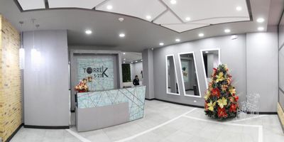 Apartamento en el sector de LAS NIEVES, excelente ubicacion y estado, iluminacion natural, vista exterior, en edificio. El apartamento esta ubicado en piso 8, acceso por ascensor. Cuenta con sala comedor, ventanas de piso a techo, cocina integral, zona de lavanderia, 2 habitaciones, walking closet, 2 banos completos, puerta de seguridad, 2 parqueaderos en linea. El edificio cuenta con zonas comunes como:BBQ, salas de reunion, salon de juegos, sauna, turco, gimnasio, sala de star, salon social, parque infantil y garaje para visitantes. El edificio esta localizado cerca de la torre Colpatria, al centro internacional, universidades, multiples supermercados, restaurantes y muchos otros sitios de interes. Zona de alta valorizacion. Lo que te permite tener todo lo que necesitas a tu alcance.
