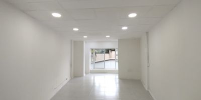 Local para arriendo en el sector de Belen. Cuenta con amplios espacios ventilados e iluminados. Cuenta con piso en baldosa, 1 bano, luces led y salon. Tiene cercanias a la clinica las Americas, avenida 80, mall la mota y locales comerciales.