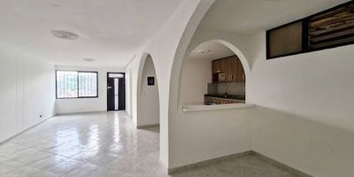 Apartamento en venta ubicado en segundo piso en el barrio El Trianón, con excelente entrada de luz natural. Dispone de 3 habitaciones con clóset, 2 baños, sala amplia, comedor, cocina integral con red de gas, calentador a gas y patio con zona de lavandería. Cercano a rutas integradas al metro, farmacias, Gana, papelerías y minimercados.