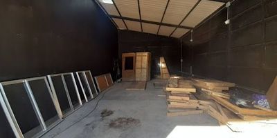 Arriendo de bodega en El Retiro – Excelente ubicación
Se arrienda bodega de 75 m² en excelentes condiciones, ideal para almacenamiento u operación comercial o industrial. Cuenta con una altura aproximada de 4.50 m en su punto más alto, un frente de 5.80 m y un fondo de 12 m. Dispone de energía eléctrica con instalaciones de 110V y 220V.
Actualmente hay dos bodegas disponibles, ambas con las mismas características.
Canon de arrendamiento por unidad: $5.000.000 mensuales.
Beneficio especial: en caso de tomar ambas bodegas, se ofrece descuento por arriendo conjunto.
La propiedad está ubicada a tan solo 1 minuto de la entrada principal del municipio de El Retiro, lo que facilita el acceso logístico y de transporte.