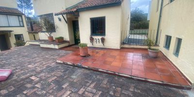 COD. 3106. Amplia casa de tres niveles con altillo, en conjunto. Entradas por niveles 1 y 2, con excelente iluminación natural. Sala con chimenea, comedor independiente, cocina integral abierta remodelada, patio con lindo jardín privado, baño social, estudio, tres habitaciones, principal con baño privado y amplio Vestier, baño de habitaciones, altillo con baño y estudio u opción de habitación, tres parqueaderos, uno independiente descubierto y dos cubiertos en servidumbre. Excelente zona residencial, ideal para familias, cerca a Colegios Montessori y Helvetia, cómodas vías de acceso, facilidad de transporte.
Uniproyectos, donde cada puerta es una bienvenida. Te esperamos.