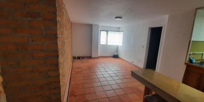 Aparta estudio amplio con divisiones de 66 mts, en estilo rustico y vintage, un Vestier amplio en corredor y closet de linos y chaquetas en alcoba, red de gas, agua caliente, zona tranquila y central, cocina con barra y horno, baldosa en de gres, buena iluminación, portería las 24 horas y parqueadero de visitantes. Incluye administración y servicios.