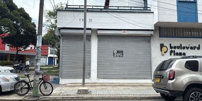 Pisos en porcelanato 
Iluminación Led 
Un baño
Corriente eléctrica Mono y trifásica 
Con salida por el Boulevard y de frente 
Vitrinas al rededor del local , con cortinas enrollables de seguridad.
El canon es de 7.500.000 mas Iva

