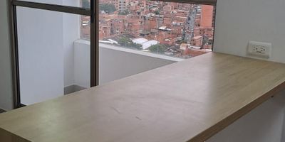 Apartamento para la venta sector fabricato 
Unidad cerrada 
Zonas comunes 
Portería 24 horas 
56 metros 
3 habitaciones 
2 baños 
Zona de ropas 
Sala
Comedor 
Balcón 
Vista panorámica 
Parqueadero privado 
Cuarto util