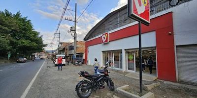 Bodega en primer nivel, sobre vía principal, con energía trifásica de 75 kva, con puerta camión, piso en concreto, altura libre de 8 mts y con buenas rutas de buses hacia diferentes zonas de la ciudad, con vitrina comercial y fácil parqueo en la zona. se encuentra recién remodelada, con posibilidad de frente comercial para un punto de venta de alguna marca. Actualmente se encuentra rentando al D1 $15.000.0000 con contrato a 5 años, avalúo catastral $550.000.000. El inmueble tiene un local por debajo, un sótano, que se puede arrendar entre 2 y 3 millones, para mejorar la renta completa.