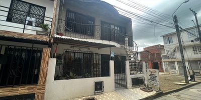 LA SUCURSAL EQUIPO INMOBILIARIA VENDE CASA BIFAMILIAR EN EL BARRIO CIUDAD CORDOBA


BARRIO: ciudad Cordoba
Estrato: 3
Área lote:75 m2
Área construida:123 m2

La casa es de dos pisos independientes en el primer piso cuenta con 4 habitaciones, 1 baño, sala comedor, cocina sencilla, patio de ropas y zona de oficios

El segundo piso cuenta con 3 habitaciones con 1 baño, sala comedor, cocina sencilla y zona de oficios

La casa cuenta con antejardín con rejas de seguridad, está terminada en plancha, cuenta con zapatas, columnas y vigas de amarre por lo tanto es ideal para construirle un tercer piso, esta casa está terminada en plancha, además de estar protocolizada

Predio al día y libre

Precio de venta: 280 millones