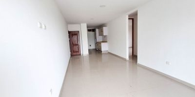 Se ofrece amplio y confortable apartamento con excelente distribución, ideal para vivir en familia. Cuenta con tres habitaciones con clóset, incluyendo una habitación principal con baño privado, y un baño auxiliar de uso compartido.

El área social está conformada por una acogedora sala-comedor con acceso a un balcón, lo que permite disfrutar de buena ventilación e iluminación natural.

El inmueble incluye un parqueadero asignado para mayor comodidad.

El edificio garantiza un óptimo funcionamiento de los servicios básicos, ya que dispone de tanque de agua elevado y subterráneo, además de planta eléctrica para zonas comunes, lo que brinda mayor tranquilidad a sus residentes.

Una excelente opción para quienes buscan comodidad, funcionalidad y respaldo en servicios.