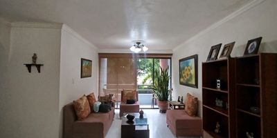 Apartamento en venta en Álamos en unidad cerrada, cerca a restaurantes, supermercados, rutas de transporte público y servicios complementarios de la zona. Cuenta con salacomedor, pisos en cerámica, tres habitaciones con closet, dos baños, cocina integral en mesón de acero, estufa, calentador a gas, zona de ropas y área de servicios. La unidad cuenta con un parqueadero cubierto, citofono y portería. Inmueble sujeto a verificación de disponibilidad. Venta Alamos Pereira