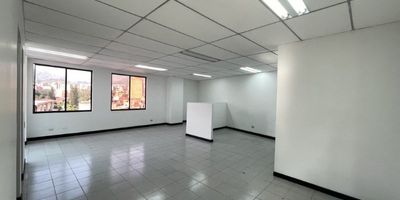 Codigo 27626. ? Oficina en arriendo ubicada en Medellín sector Avenida Nutibara? Características del Inmueble:• Área total: 57 m²• 1 baño privado• Cocineta• Citófono• Vigilancia• Parqueadero privado• Energía monofásica (110 V)• 1 ascensor• 10 parqueaderos de visitantes? Descripción:Funcional y acogedora oficina en el Centro Ejecutivo Nutibara, una ubicación estratégica en el corazón de Laureles.Ideal para profesionales independientes, agencias o consultorios, esta oficina cuenta con un ambiente privado de 57 m², baño interno y cocineta. El edificio ofrece vigilancia, ascensor, parqueadero privado y zona de visitantes, todo para brindar comodidad a tu equipo y clientes.? Entorno y Ubicación:Ubicada sobre la Avenida Nutibara, a pasos de la Avenida 80, supermercados, bancos, restaurantes, el Segundo Parque de Laureles y Viva Laureles. Excelente conectividad y alta valorización comercial.? Canon de arrendamiento:$2.850.000 + IVAAdministración incluida.