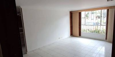 Bonito Apartamento en suba ,muy cerca de Edif. compensar,88 metros ,cuatro alcobas , dos baños ,cocina integral, cuarto de lavado con lavadero,primer piso con reja de seguridad ,esta encortinado y se entrega con lamparas de sala,esta situado frente a parque 