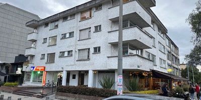 Excelente Oficina o Consultorio ubicada cerca de la Clínica Country y de la zona comercial y empresarial del Centro Andino y Parque 93; especial para un consultorio médico u odontológico u oficinas administrativas de pequeña o mediana empresa.  Consta de: Hall de acceso, amplio espacio de consultorio u oficina,  tiene una división en drywall removible si es necesario y un baño privado. Excelente vista e iluminación natural.