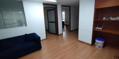 Amplia oficina para arriendo, muy bien ubicada, ideal para consultorio medico u oficina de negocios, cuenta con zona de recepción, y dos espacios para oficina, baño y cocineta.
El edificio cuenta con recepción, salón de reuniones, vigilancia y terraza para comidas.