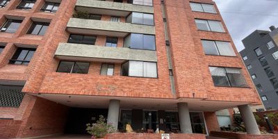 Excelente oficina ubicada en El Chicó, zona muy importante de la ciudad, entre importantes ejes viales como lo son la Calle 92, Diagonal 92 y Calle 94. La oficina consta de un espacio amplio con excelente iluminación natural, cuarto de archivo, dos baños y una cocineta con estufa eléctrica de dos puestos. Ubicada en un quinto piso con ascensor y cuenta con parqueadero cubierto independiente.