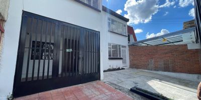 Hermosa casa en arriendo, ubicada en el sector de santa margarita,  apta para oficinas o consultorios, cerca a la av. 68, autopista norte, av. suba, centros comerciales Iserra 100, parques y zonas verdes, consta de: primer piso sala, comedor, baño, zona de lavandería, patio grande y cocina, segundo nivel: estudio, 3 habitaciones, 3 baños, 2 privados en habitaciones, 2 parqueaderos, se permite permuta hasta una segunda parte de otro inmueble y dependiendo máximo una tercera parte, puede ser desde salitre hasta el norte de Bogotá o fuera de la ciudad. La casa se encuentra en remodelación y se entrega con los acabados terminados.