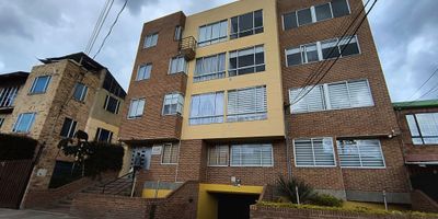 Amplio y cómodo apartamento para venta en el sector de Capellanía, rentando, el apartamento consta de dos habitaciones, dos baños, sala/comedor, estudio pequeño, cocina integral abierta, zona de ropas, cuenta con un parqueadero, edificio inteligente, excelente iluminación natural.