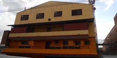 Excelente area para distribucion de espacios,malacate de carga 800 Kilos,cerca a Colanta,Transito de Medellin,Autopista Norte.