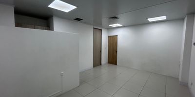 Oficina para arriendo en el cual podras disfrutar de espacios comodos, amplios y luminosos. 1 oficinas, cocina integral,1 bano, 1 parqueadero y algunas divisiones, Cerca al centro comercial Mayorca