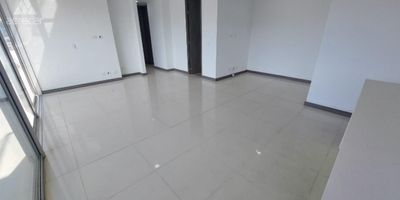 Apartamento para arriendo en el sector de Itagui. En el podras disfrutar espacios comodos, amplios y luminosos. Cuenta con 3 habitaciones, 2 banos, 2 closet, 1 Vestier, sala comedor, cocina integral, red de gas, barra americana, y isla,1 balcon, zona de ropas, 1 parqueadero, 1 cuarto util y ascensor. Tiene cercania al Mall suramerica, acceso a transporte publico y vias principales.