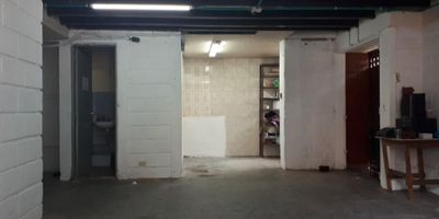 Local ubicado diagonal a la iglesia de San pedro Claver, zona exclusiva de talleres y bodegas, acabados sencillos, con cercanias a la estacion de servicios Mobil y Terpel y a la autopista norte. De facil acceso a transporte publico.
Ambiente seguro.