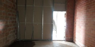 Local para estrenar en el sector de Suramerica, cuenta con un area aproximada de 50mts, espacios amplios, comodos, excelente ubicacion con alto flujo de personas, ideal para cafe, panaderia, suplementos deportivos ya que queda  en el primer piso del gimnasio Smart fit y al lado de D1. posibilidad de colocar mesas en la parte de afuera del local. cercano a rutas de transporte y mas.