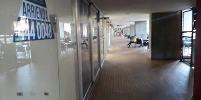 Local para arriendo ,ubicada en un mall comercial los arboles, en la zona de niquia, un sector residencial, comercial, de variedad de servicios,vitrina de vidrio cerca a transporte publico bellanita, colegio ana maria claret, universidad uniminuto, centro comercial puerta de norte, parroquia ana maria claret, clinica del norte, supermercados D 1, gimnasio smart fit, restaurante la abuela, entidad bancaria bancolombia, facil acceso por la Autopista Norte,frente del Parque Tulio Ospina de Bello, Diagonal al Comando de la Policia , cerca a la Estacion del Metro Niquia . Este sector estrategico es transitado por un alto flujo peatonal y vehicular. El inmueble cuenta con una excelente distribucion de los espacios, buena iluminacion y ventilacion, ideal para el crecimiento de la empresa.
