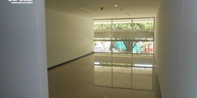 Oficina para arriendo ,ubicada en un mall comercial los arboles, en la zona de niquia, un sector residencial, comercial, de variedad de servicios,vitrina de vidrio cerca a transporte publico bellanita, colegio ana maria claret, universidad uniminuto, centro comercial puerta de norte, parroquia ana maria claret, clinica del norte, supermercados D 1, gimnasio smart fit, restaurante la abuela, entidad bancaria bancolombia, facil acceso por la Autopista Norte,frente del Parque Tulio Ospina de Bello, Diagonal al Comando de la Policia , cerca a la Estacion del Metro Niquia . Este sector estrategico es transitado por un alto flujo peatonal y vehicular. El inmueble cuenta con una excelente distribucion de los espacios, buena iluminacion y ventilacion, ideal para el crecimiento de la empresa.