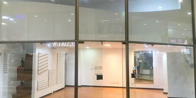 Local con un area de 32M y un mezzanine de 23M,  ubicado en el centro comercial ISERRA 100, se puede vender rentando $2.800.000 incluida administracion, o sin rentar,  zona residencial y comercial, cerca a transporte publico, sobre via principal av.cl.100, av. suba,  supermercado, gimnasio, restaurante, entidad bancaria, facil acceso a vias,  sector estrategico, transitado por un alto flujo peatonal y vehicular. 
