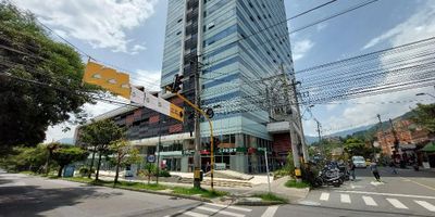 LOCAL para arriendo en el sector de las Casitas, cerca al centro comercial Mayorca, Ubicado en un punto estrategico del sur del Valle de Aburara.Avenida Las Vegas, Futuro intercambio vial, proyectos de transporte masivo e intercambios viales en desarrollo, cuenta con facil acceso a transporte publico y vias principales, permitiendote estar cerca a todo lo que necesitas