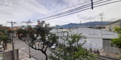 Oficina en edificio, piso 4, ubicada en Itagui sector simon bolivar, cuenta con un area aproximada de 350mts, espacios amplios, comodos, con ventanales para iluminar el area, cuenta con 5 banos, 4 parqueaderos  de carro, 8 parqueaderos de motos, video citofono, camaras de seguridad, sector tranquilo de facil acceso y mas.