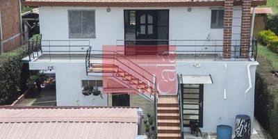 Se vende casa campestre en la Vereda El Yarumito, San Félix, Antioquia. Cuenta con 570 m² distribuidos en dos niveles, garaje, zona de BBQ, dos baños, cocina semiintegral abierta, zona de ropas, sala comedor amplia, patio, balcón con vista a las zonas verdes y un entorno natural que brinda tranquilidad y frescura, ideal para disfrutar en familia. Ubicada en un sector campestre, perfecto para quienes buscan aire puro y comodidad, a pocos minutos de la ciudad.