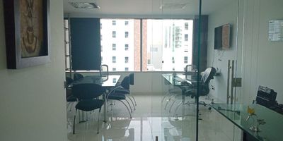 Oficina en arriendo en unidad cerrada, cuenta con una ubicación estratégica y central, de fácil acceso desde vía principal y rutas de salida, con conexión a rutas de transporte público, cerca a centros comerciales, almacenes de cadena, restaurantes, hoteles y gran variedad de servicios complementarios del sector. Cuenta con piso en tapeteporcelanato, 2 espacios, baño privado, cocineta, cableado de red, techo en cielo raso, aire acondicionado central, divisiones en vidrio y parqueaderos cubiertos.  El edificio cuenta con ascensor, auditorio, baños comunales, bahía de parqueo,  parking visitantes con costo, planta eléctrica, vigilancia y portería 24 horas, citofonía, circuito cerrado de tv.Inmuebles sujetos a verificación de disponibilidad
