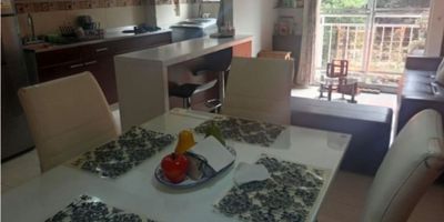 Apartamento en Venta en Medellín, sector Rodeo Alto unidad cerrada, con excelente ubicación cerca de canchas, restaurantes, miradores, rutas de transporte público y servicios complementarios. A pocos minutos del aeropuerto Olaya Herrera y el Club El Rodeo.

La unidad ofrece comodidades como ascensor, piscina, salón social, turco, zonas verdes, solárium, mall comercial, vigilancia 24 horas, citofonía y circuito cerrado de TV.

El apartamento tiene un área de 64 m² y cuenta con sala, comedor, cocina integral abierta tipo americano, balcón, tres alcobas (la principal con baño privado), además de parqueadero independiente cubierto y un amplio cuarto útil, uno de los más grandes de la unidad.

Recuerda que te ayudamos en todo el proceso de su crédito de vivienda!
