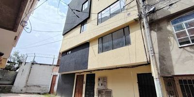 Apartamento para estrenar en arriendo ubicado en el sector de suba corinto, cuenta con un área construida 52 mts, sala comedor, dos habitaciones cada una de ella con closet, dos baños con ducha electrica, cocina integral con estufa a gas y zona de ropas independiente, pisos en cerámica, se encuentra ubicado en un quinto piso de casa sin ascensor, con excelente iluminación natural, este inmueble se caracteriza por su amplitud, comodidad ofreciendo un ambiente perfecto para toda la familia. no cuenta con garaje. Adicional cuenta con servicios publicos incluidos en el canon. Sus vías de acceso son por la AV CIUDAD DE CALI. no pierdas la oportunidad Para más información comuníquese con el ejecutivo comercial Yan Quiroga al celular o whatsapp 3172980211 o al correo yan.quirogainmobiliariasaliadas.com