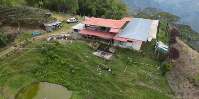 Lote de cincuenta y ocho mil metros cuadrados en venta ubicado sobre la via Libano Villa Hermosa Tolima Con acceso por dos entradas independientes camino interno y topografia ideal para cultivos o desarrollo turistico Cuenta con casa amplia cocina semi integral y servicios instalados acueducto rural electricidad gas e internet Ideal para vivienda campestre proyectos agricolas ecohotel o inversion futura Su ubicacion estrategica y entorno natural lo convierten en una excelente oportunidad para quienes buscan tranquilidad conexion con la naturaleza y alto potencial de valorizacion Precio por definir Contactanos para conocer este increible espacio y sus posibilidades
