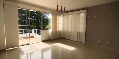 Casa Campestre en venta en la Vía Armenia sector de la Variante Condina en unidad cerrada, cerca a restaurantes, rutas de transporte público y servicios complementarios de la zona. Cuenta con salacomedor, pisos en cerámica, estudio, cuatro habitaciones, seis baños, jacuzzi, cocina integral tipo americano, estufa, calentador a gas, área de servicios, zona de ropas, patio, jardín y antejardín. La unidad posee de seis parqueaderos cubiertos y descubiertos con cuarto útil, piscina, salón comunal y zonas verdes. Además cuenta con alarma, circuito cerrado de tv y portería las 24 horas. Inmueble sujeto a verificación de disponibilidad. Via Armenia Pereira