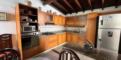 casa segundo piso con aire amplia e iluminada con un área 176 metros con 3 alcobas mas alcoba del servicio 2 baños uno con bañera mas baño del servicio 2 salas cocina integral abierta y amplia con red de gas comedor 2 patios 2 balcones cerca al centro de Medellín parque de Boston y clónica del rosario excelente ruta de transporte.