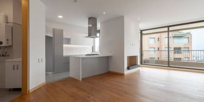 Ofrecemos para la venta un espectacular apartamento en Suba, Bogotá. Con tres habitaciones, dos parqueaderos en línea y ubicado en el cuarto piso, es perfecto para la vida familiar. El edificio cuenta con un gimnasio, un clubhouse y amplias áreas verdes para disfrutar al aire libre, además de juegos infantiles para los más pequeños.

La seguridad es prioridad, con citófono, CCTV y celador. Para mayor comodidad, dispone de ascensor, shut de basura y alarma. La ubicación es ideal para quienes buscan un lugar tranquilo con fáciles accesos, incluyendo parqueaderos para visitantes y bicicletas, así como una bahía exterior de parqueo.

Este apartamento sin amoblar te permite personalizar cada espacio acorde a tus gustos y necesidades. No pierdas esta oportunidad. ¡Pide tu visita ya!