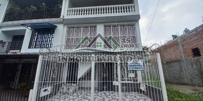 Casa en arriendo en Palmira, barrio Caminos de Llanogrande. Este inmueble de 60 m², situado en el primer piso, ofrece 2 habitaciones con clóset y 1 baño. Dispone de sala comedor, cocina integral y un práctico patio. Cuenta con espacio dedicado para 2 motos. Con una antigüedad de 10 años, esta casa en Palmira, Valle del Cauca, tiene un canon mensual de $720.000. Para más información sobre esta casa en arriendo, contáctenos por WhatsApp o revise nuestros teléfonos.