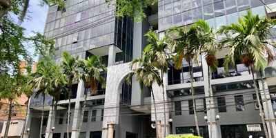 Oficina para arrendamiento en el sector de laureles, con una excelente ubicación sobre la Avenida Nutibara, muy cercana de la Calle San Juan a pocas cuadras de la Avenida LA 80, con muchas rutas de transporte publico y con a facilidad de las vías de acceso es una oficina con una ubicación estratégica, tiene una vista muy agradable la seguridad y tranquilidad de tener portería y vigilancia 247 supermercados, bancos y sector comercial completo y puntos de referencia.! que esperas para conocerla ¡ 