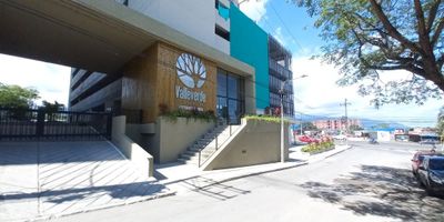 Código interno 13747, ubicado en el Barrio Aparco, Apartamento en arriendo, ubicado a tres minutos de la avenida Picaleña Por el sector encontramos: Restaurantes, canchas sintéticas, supermercado Ara, Estación de servicio. Por el sector transitan las siguientes rutas: 28, 18, 43, 35, cómodas vías de acceso. El inmueble se encuentra distribuido: Sala comedor, dos  habitaciones con closet, la principal con baño, estudio, cocina integral, zona de ropas, baño, tendero metálico, se arrienda con cortinas. Zonas comunes: Lobby de recibimiento,  BBQ’s, Dog Park, Ludoteca,  Piscina para adultos y piscina para niños, Batería de servicios (áreas piscina, turco, oficina de negocios, salón juvenil y salón de eventos), salón juvenil, oficina de negocios o Coworking, Salón de Pilates, Bungalow, Salón Lounge,  Parque infantil, Fireplace, Canape de descanso. El valor de la administracion 291.693.