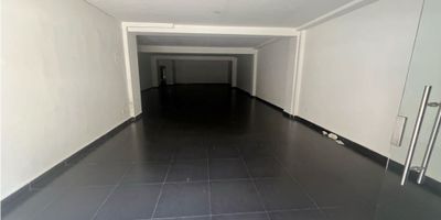 ARRIENDO LOCAL  SABANETA CENTRAL COD 9247293 con un área de 170 mt2 av principal 2 persianas, 2 baños, doble altura, lavaplatos, Cto util, ideal para almacen, exhibición, spa, muebles, call center 
