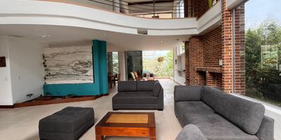 Casa AMOBLADA en arriendo en unidad cerrada ubicada en zona residencial, cerca a centros comerciales, colegios, ambiente campestre y tranquilo, de poco flujo vehicular y gran variedad de servicios complementarios del sector. Cuenta con 2 niveles, piso en cerámica y madera laminada, chimenea, sala y comedor independientes, estudio, biblioteca, 3 alcobas y con vestier y baño en cada una, baño social, para un total con 5 baños, jacuzzi, cocina integral abierta tipo americano, alcoba y baño de servicio,  cuarto útil, zona de ropas, balcón, terraza, jardín y 4 parqueaderos lineales y paralelos 2 cubiertos.  La unidad cuenta con vigilancia y portería 24  horas y circuito cerrado de tv.  Inmuebles sujetos a verificación de disponibilidad