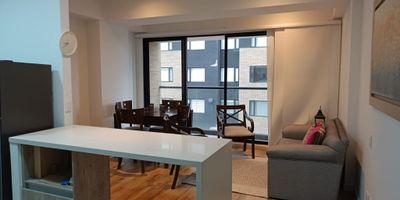 Te presentamos este espectacular apartamento Amoblado en arriendo, ubicado en la exclusiva zona de Salitre, ideal para quienes buscan comodidad, calidad de vida y acceso rápido a toda la ciudad. Su excelente ubicación ofrece cercanía a importantes vías como la Avenida El Dorado (Calle 26), Avenida Boyacá y Avenida Ciudad de Cali, así como fácil acceso al Aeropuerto El Dorado, la Terminal de Transportes, Corferias y centros comerciales como Gran Estación y Salitre Plaza. El entorno está rodeado de parques, zonas verdes, centros empresariales, colegios, la Clínica Colombia y cuenta con una excelente oferta de transporte público y estaciones de Transmilenio. El apartamento ofrece una amplia sala-comedor con excelente iluminación natural, cocina integral abierta de diseño moderno, dos habitaciones confortables, siendo la principal con walk-in closet, dos baños con acabados de alta calidad, zona de lavandería independiente y un parqueadero cubierto. Además, el edificio cuenta con una completa y elegante infraestructura que incluye un lobby de acceso, ascensores inteligentes, zona de coworking, dos salones sociales totalmente equipados, salón de juegos para niños, gimnasio, squash, zonas de BBQ y parqueadero para visitantes.